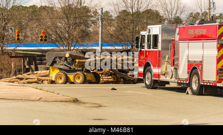 Logging Truck auf Nord-Carolina Landstraße umgeworfen mit Arbeitnehmern bis Reinigung.. Stockfoto