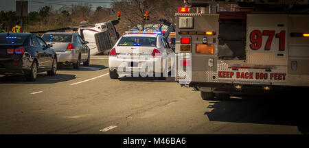 Logging Truck auf Nord-Carolina Landstraße umgeworfen mit Arbeitnehmern bis Reinigung.. Stockfoto