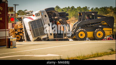 Logging Truck auf Nord-Carolina Landstraße umgeworfen mit Arbeitnehmern bis Reinigung.. Stockfoto