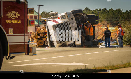 Logging Truck auf Nord-Carolina Landstraße umgeworfen mit Arbeitnehmern bis Reinigung.. Stockfoto