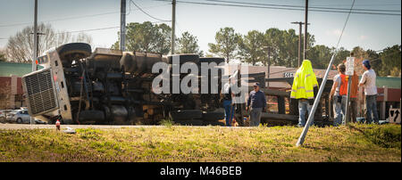 Logging Truck auf Nord-Carolina Landstraße umgeworfen mit Arbeitnehmern bis Reinigung.. Stockfoto