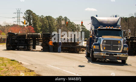 Logging Truck auf Nord-Carolina Landstraße umgeworfen mit Arbeitnehmern bis Reinigung.. Stockfoto