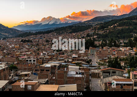 Einen Panoramablick auf die Südamerikanischen Stadt Huaraz, Peru mit der Cordillera Blanca Gebirge im Hintergrund. Stockfoto