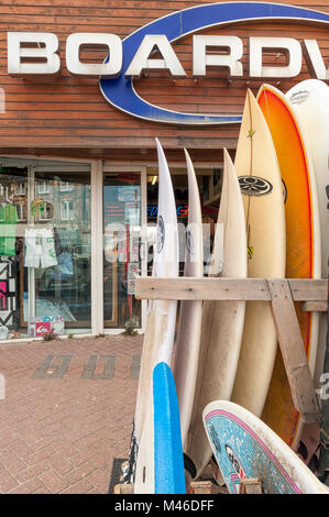 NEWQUAY, CORNWALL - 11. JUNI 2009: Surfbretter vor dem Surfshop Stockfoto