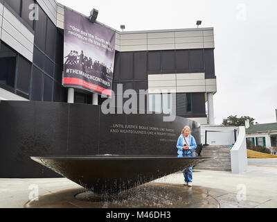 Weiße Kaukasier reife oder älteren Frau betrachtet vor der Bürgerrechte Memorial Center Hommage an Martin Luther King Jr in Montgomery AL USA Stockfoto