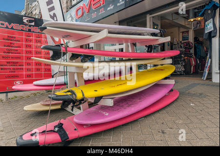 NEWQUAY, CORNWALL - 11. JUNI 2009: Surfbretter vor dem Surfshop Stockfoto