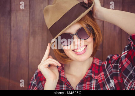 lächelnd Hipster Frau trägt ein Trilby und Sonnenbrillen Stockfoto