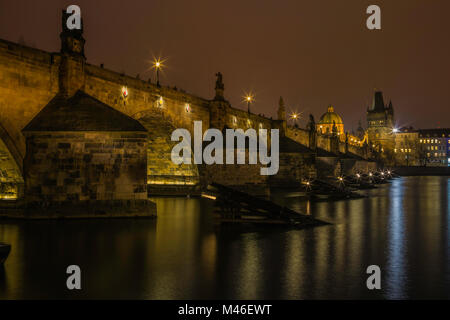 Blick von der Kampa auf der Karlsbrücke in Prag nach dem schweren Sturm, Tschechische Republik Stockfoto