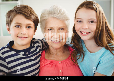 Großmutter und Enkel sitzen zusammen auf sofa