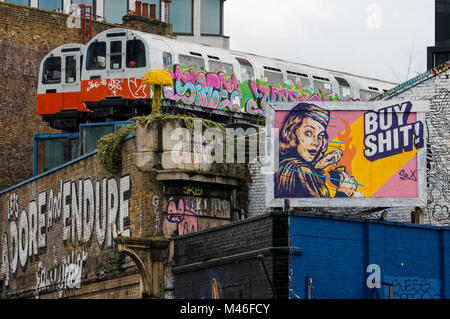 Village Underground mit U-Bahn-Wagen in Shoreditch, London England Vereinigtes Königreich Großbritannien Stockfoto