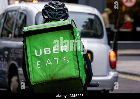 Uber isst Delivery Man, London England United Kingdom UK Stockfoto
