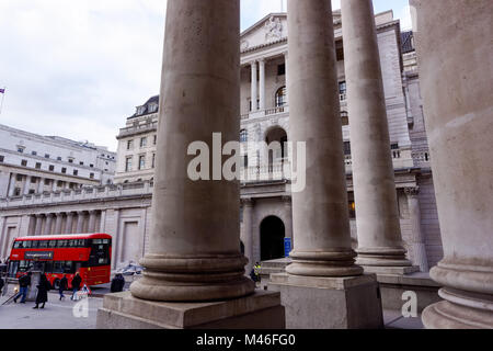 Bank von England der Royal Exchange Gebäude in London, England, Vereinigtes Königreich, UK gesehen Stockfoto