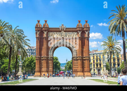 Blick auf "Arc de Triomf" im schönen Sommertag. Lage in der Nähe des Parc de la Ciutadella in Barcelona. Katalonien, Spanien Stockfoto