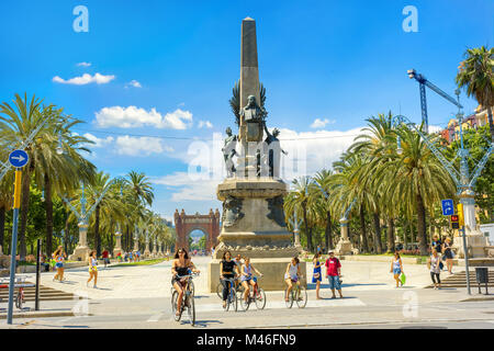 Denkmal mit Skulptur Rius i Taulet und Blick auf "Arc de Triomf" im Hintergrund. Barcelona, Spanien Stockfoto