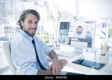 Zusammengesetztes Bild der nervösen Geschäftsmann spähen über Schreibtisch Stockfoto