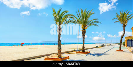 Panoramablick auf Strand und Meer in Empuriabrava. Costa Brava, Katalonien, Spanien Stockfoto