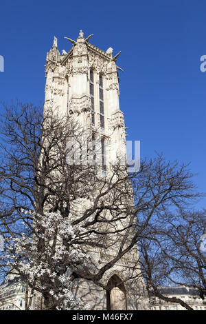 Saint-Jacques Turm auf Rivoli Straße in Paris. Stockfoto