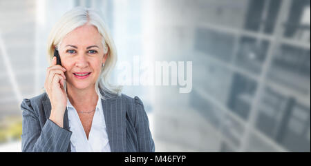 Zusammengesetztes Bild Porträt der Geschäftsfrau telefonieren mit Handy Stockfoto