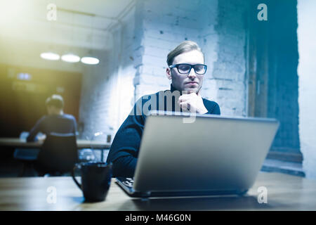 Junger Mann auf laptop Stockfoto