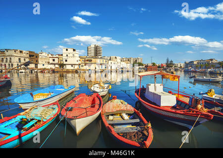 Traditionelle bunte Fischerboote am alten Hafen in Bizerte. Tunesien, Nordafrika Stockfoto