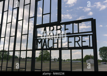 Tor von der deutschen Konzentrationslager Sachsenhausen in Berlin, Deutschland. "Arbeit macht frei" ist ein Deutscher Satz "Arbeit macht frei". Die slo Stockfoto