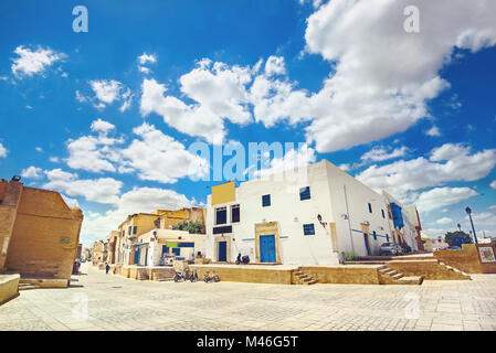 Stadtbild mit typischen Häusern in der Nähe der Großen Moschee von Kairouan. Tunesien, Nordafrika Stockfoto