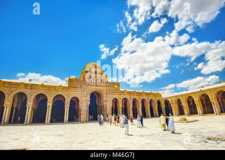 Touristische Gruppe Sehenswürdigkeiten die Große Moschee (Sidi Oqba) von Kairouan, die heilige Stadt des Islam. Kairouan, Tunesien, Nordafrika Stockfoto