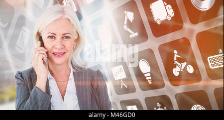 Zusammengesetztes Bild Porträt der Geschäftsfrau telefonieren mit Handy Stockfoto