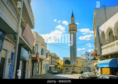 Stadtbild mit hohen Minarett der Moschee in Nabeul. Tunesien Stockfoto