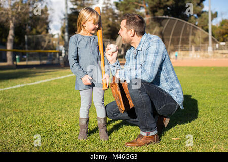 Vater Trainer lehren Tochter Baseball Stockfoto