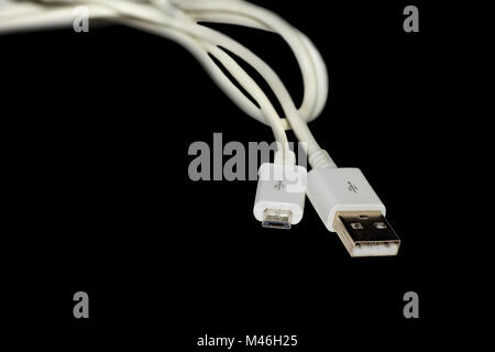 USB-Kabel für Ihr Smartphone auf einem schwarzen Hintergrund Stockfoto