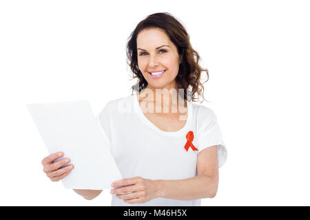 Frau trägt rote Aids-Schleife lesen Testergebnis Stockfoto
