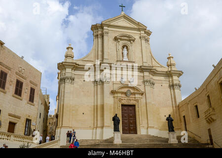 Victoria, Malta - 30. Oktober 2017: Menschen zu Fuß vor der Kirche an der Victoria auf der Insel Gozo, Malta Stockfoto