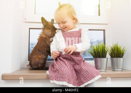 Süße kleine Mädchen mit Hase Stockfoto