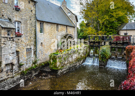 Die Mühle am Fluss Aure in der mittelalterlichen Stadt Bayeux an der Küste der Normandie in Frankreich, mit frühen Herbst Farben Stockfoto