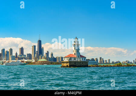 Blick auf die Innenstadt von Chicago, der Navy Pier, und ein Licht Haus von einem Wassertaxi. Stockfoto