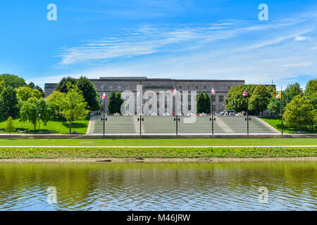 Blick auf die Rückseite der COSI in Columbus, Ohio von Bicentennial Park. Die Scioto River ist ein Fluss in den Vordergrund. Stockfoto