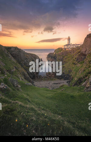 Fanad Head (Fánaid) Leuchtturm, County Donegal, Ulster, Irland, Europa. Sonnenaufgang am Fanad Head Lighthouse Stockfoto
