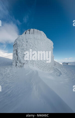 Sternwarte bedeckt mit Eis, Campo Imperatore, Provinz L'Aquila, Abruzzen, Italien, Europa Stockfoto