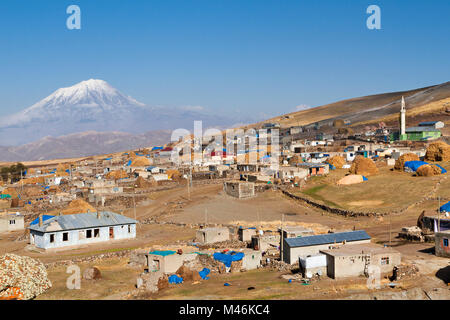 Osten anatolischen Dorf mit dem Berg Ararat im Hintergrund Stockfoto