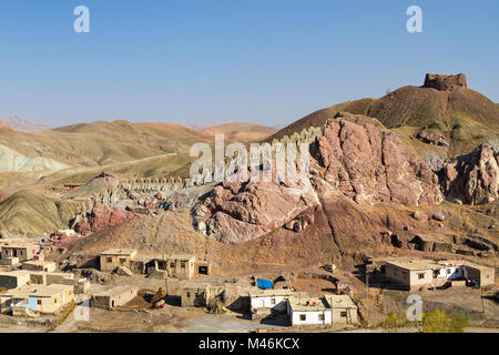 Dorf mit der alten Stadtmauer in Hosap, Provinz Van, Osttürkei.van Stockfoto