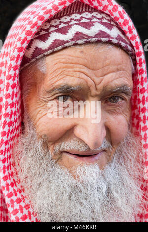 Portrait eines älteren Mannes in lokalen Kopfschmuck, in Sanliurfa, Türkei. Stockfoto