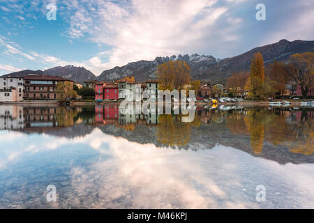 Pescarenico und Resegone Berg in den Fluss Adda, Lecco, Provinz Lecco, Lombardei, Italien wider Stockfoto