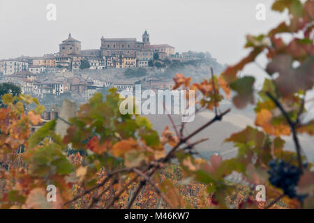 Langhe, Cuneo, Piemont, Italien. Barolo wein Region, La Morra Dorf Stockfoto