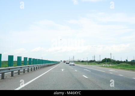 Krasnodar, Russland - Juni 1, 2017: 1-fach, Autos fahren entlang der Straße. Stockfoto