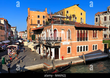 Venedig, Venetien/Italien - 2011/12/05: Stadtzentrum Venedig - Straßen, Mietshäuser und Kanäle des Sestiere Canaregio Bezirk Stockfoto