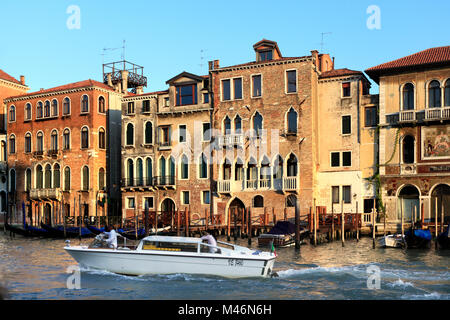 Venedig, Venetien/Italien - 2011/12/05: Stadtzentrum Venedig - Blick auf die Paläste Gebäude entlang der Grand Canal Stockfoto