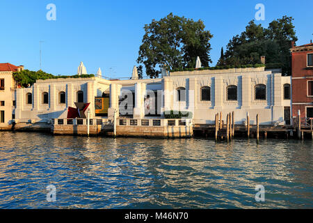 Venedig, Venetien/Italien - 2011/12/05: Stadtzentrum Venedig - Blick auf die Sammlung Peggy Guggenheim Museum für moderne Kunst von der Grand Canal Stockfoto