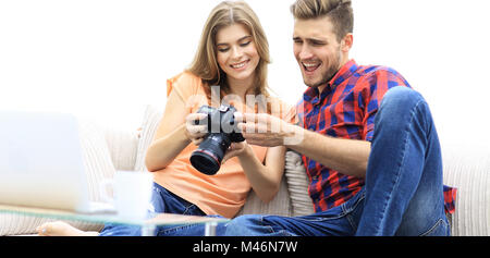 Glückliches junges paar Prüfungen Fotos auf Fotos die Kamera Stockfoto