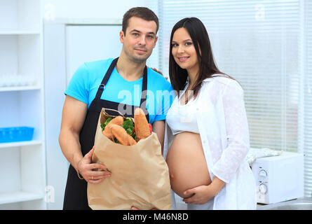Mann und die schwangere Frau mit einem Paket von baguettes Stockfoto